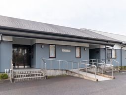 エントランス正面の外観