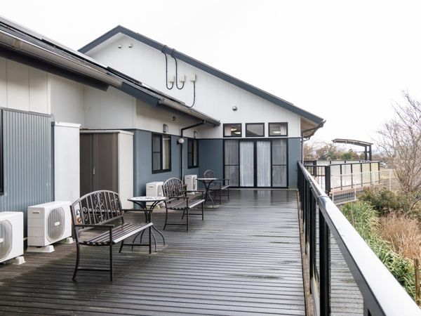 広々とした木製テラス