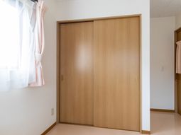 シンプルな洋室のクローゼット