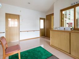 木目調の明るい受付エリア