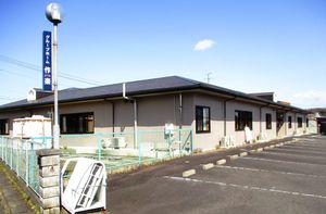 駐車場がある建物外観