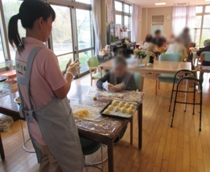 手作業を楽しむリビング