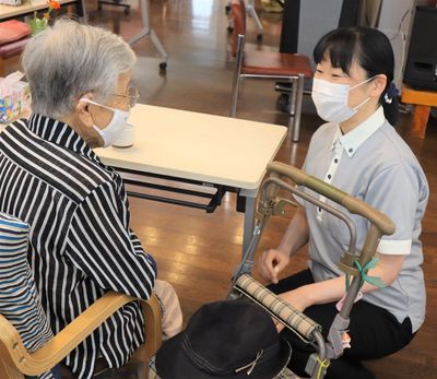 親しげな会話中の風景