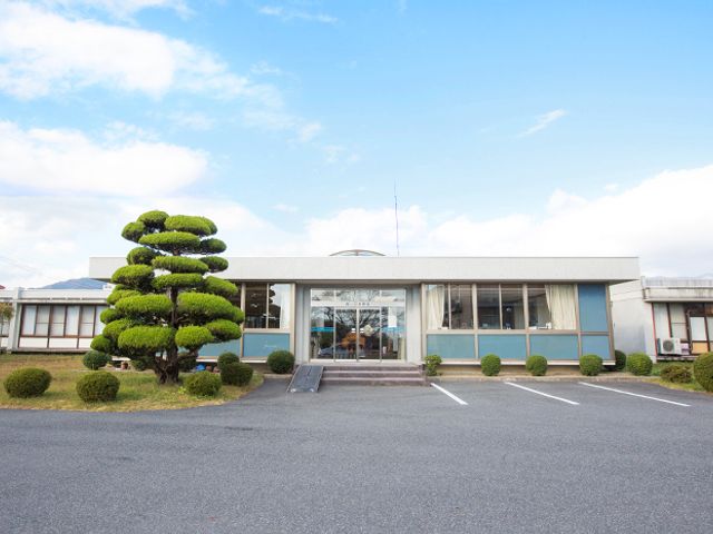 緑豊かなエントランス エントランス 緑に囲まれた広々としたエントランスです。明るい空間が、来訪者を優しく迎えてくれます。