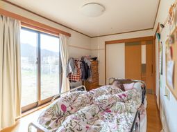 明るい居室の一角