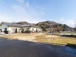 明るい日差しの外観