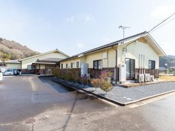 広々した施設の外観