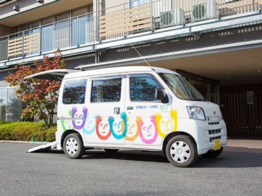 送迎車が停まる外観  