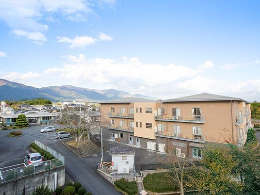 建物外観と駐車場