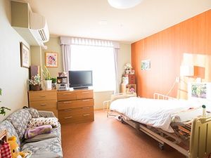明るい居室の一室  