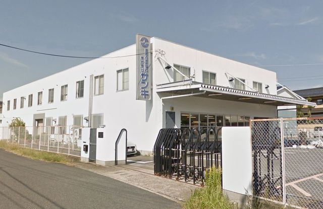 白い建物の外観 外観 明るい外観が印象的な建物です。清潔感あふれる雰囲気で安心して働けます。