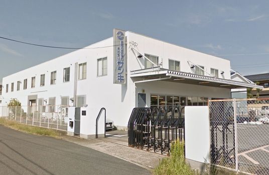 白い建物の外観