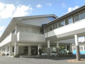 明るい外観の施設入口  