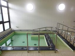 広々とした明るい浴室