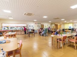 広々明るいダイニング空間