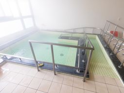 手すり付きの浴室