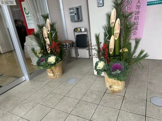 華やかな飾りの玄関  