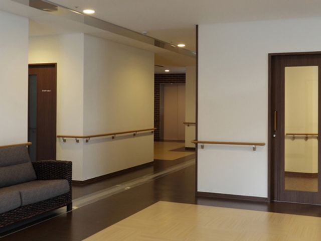 快適な廊下 廊下 広々とした廊下は、手すりがあり移動がしやすくなっています。温かみのある色合いの床材が使用されています。