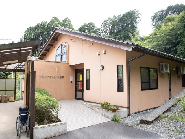 明るく入口の施設外観 外観 自然豊かな環境に佇む建物外観です。車いすの方も安心して入れる広々とした入り口があります。
