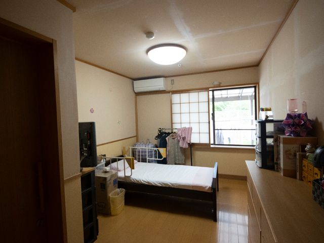 居室の明るい空間 居室 落ち着いた色合いの居室で、収納スペースも十分にご利用いただけます。大きな窓からは自然光が差し込み、快適な個人空間を提供しています。