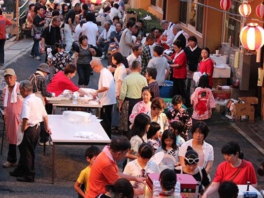 中庭のお祭り風景