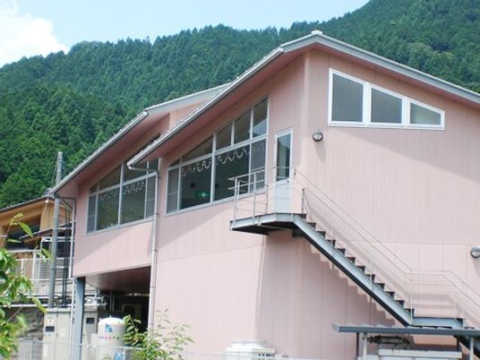 山々に囲まれたピンクの建物
