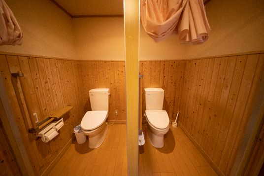 木目調の温かいトイレ