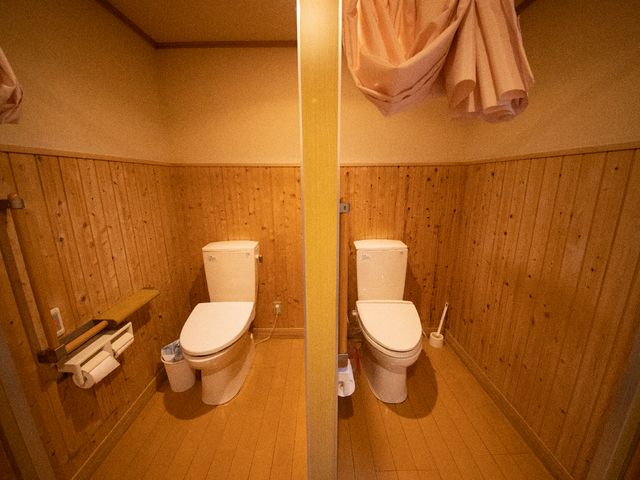 木目調の温かいトイレ トイレ 手すり付きで安全に配慮されたトイレです。清潔感があり、快適にご利用いただける空間になっています。