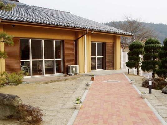 温もりのある外観の建物