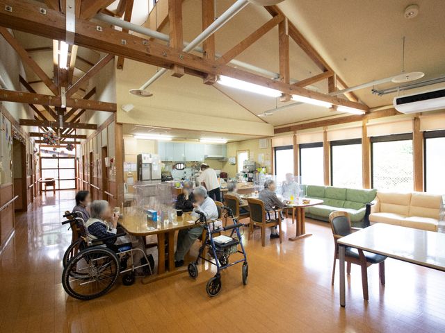 共有スペースの日常風景 共有スペース 木の温もりある食堂では、利用者が食事を楽しんでいます。安らぎと活気があふれる空間が広がっており、ここでの仕事は充実した時間を提供できます。
