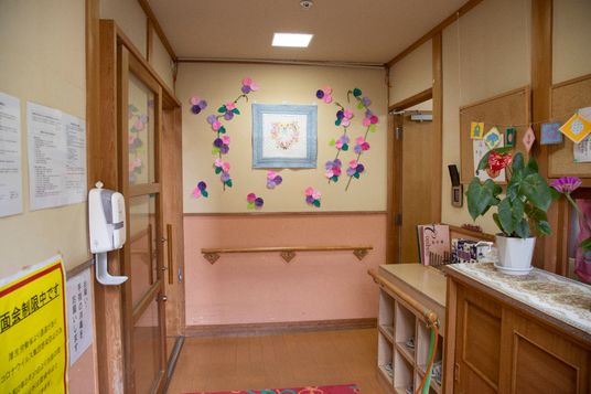 廊下の壁飾り付き