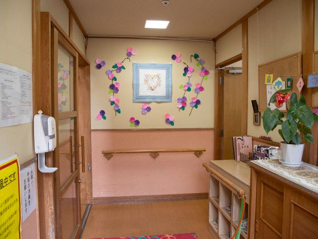廊下の壁飾り付き 廊下 廊下には季節の飾りがあしらわれ、温かな雰囲気を感じさせる空間です。手すりも設置され、安全に配慮されています。