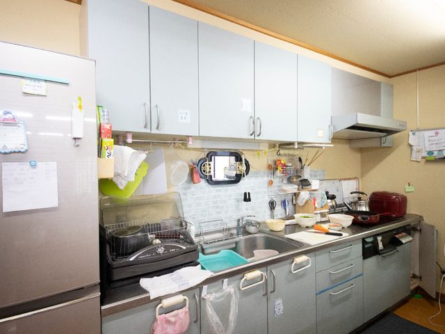 整えられた料理スペース キッチン 清潔に保たれた作業しやすいキッチンです。調理実習なども可能で、家庭的な雰囲気を大切にしています。