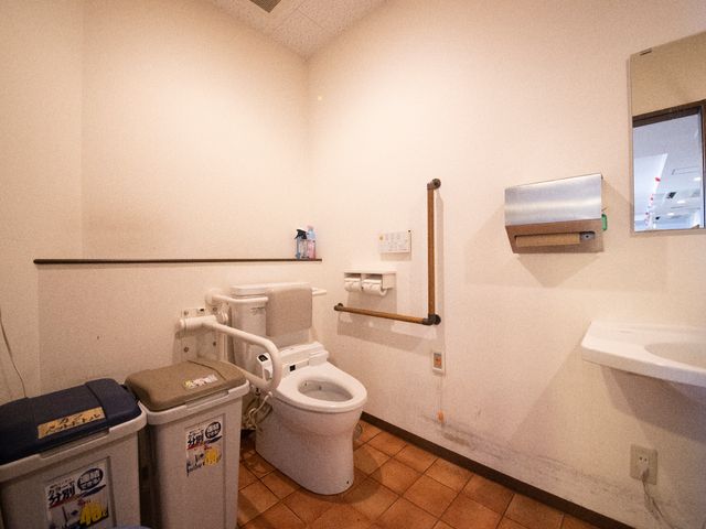 バリアフリートイレ施設 トイレ 手すり付きで安全性を考慮した清潔なトイレスペースです。快適な勤務環境が提供されています。