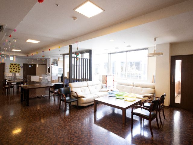 広々とした居心地の良い食堂 共有スペース ゆったりとしたソファが並び、居心地の良い食堂です。様々な活動が行われる明るく開放的な空間が広がっています。