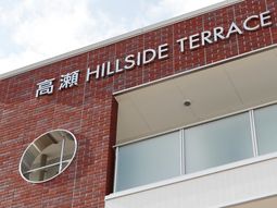 レンガ壁の建物外観