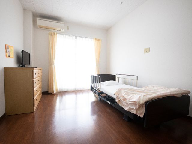 明るい個室の居室 居室 広々とした居室には、必要な家具が整い、快適な生活空間が確保されています。個々の生活スタイルに合わせた自由度の高い空間で、新たな職場としてご活躍いただけます。