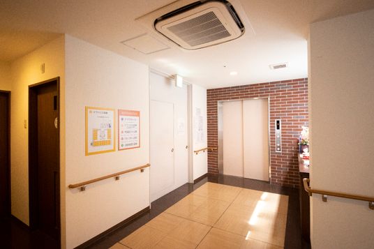 廊下と掲示物の様子