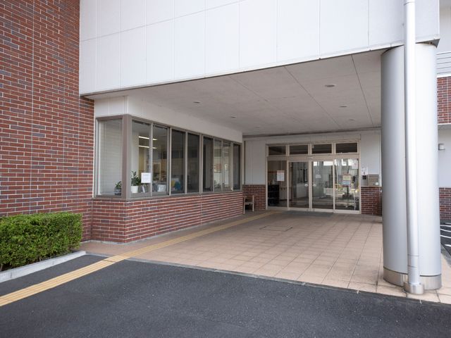 広々としたエントランス 玄関 開放的なスペースが迎えるエントランスです。訪れる人々の出入りがしやすい構造になっており、働く魅力が感じられます。