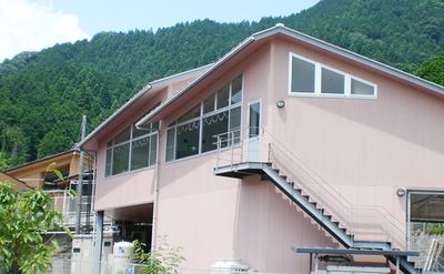 緑に囲まれた建物外観