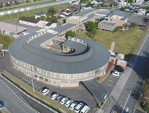 円形の建物外観  