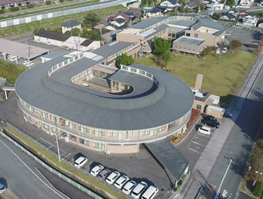 円形の建物外観  