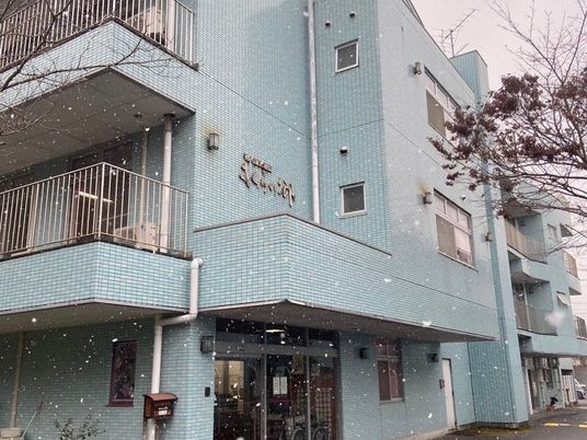 青緑色の建物外観  