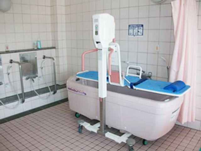 機械浴の設備 浴室 リフト付きの浴槽で、安全にご利用者様の入浴をサポートします。使いやすい設計が特徴です。