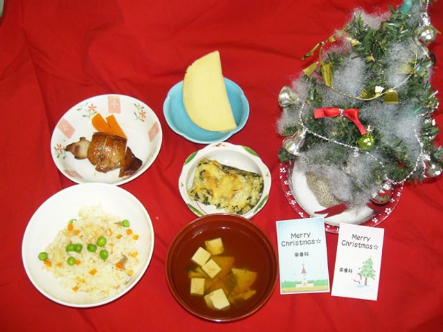クリスマスの食卓 料理 クリスマスをテーマにした美味しそうな食事メニューで、季節感を楽しめる場です。