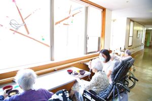 自然光が差し込む廊下