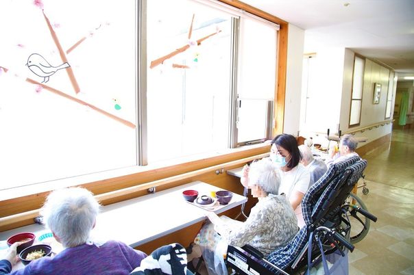 自然光が差し込む廊下