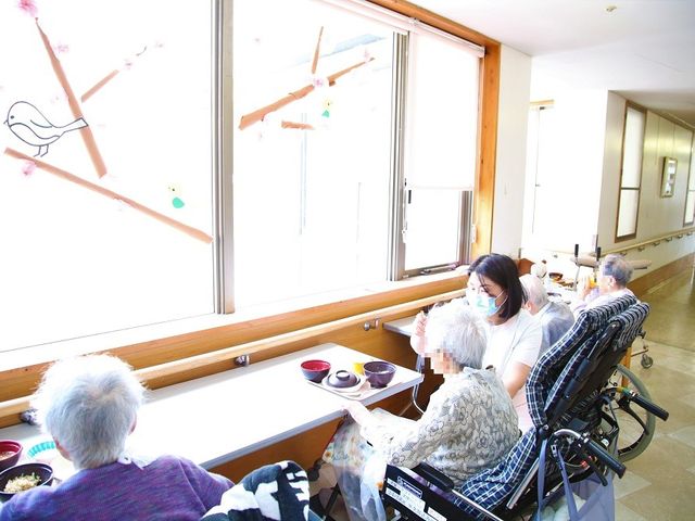 自然光が差し込む廊下 廊下 車椅子の利用者もゆったり過ごせるエリアです。自然光が心地よく差し込んでいます。