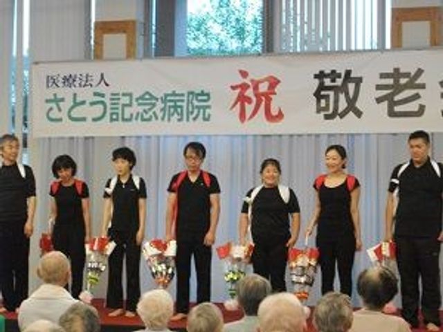 ステージ上の様子 多目的室 ステージ上での催しが行われており、多くの人が参加して楽しんでいます。明るい雰囲気が特徴です。