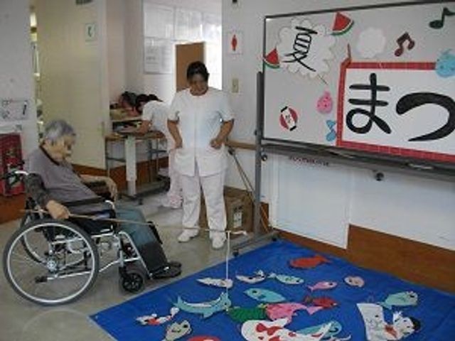 楽しい行事がある場所 多目的室 職員と共に季節行事を楽しめる空間です。仕事を通じて利用者との交流を深める機会があります。